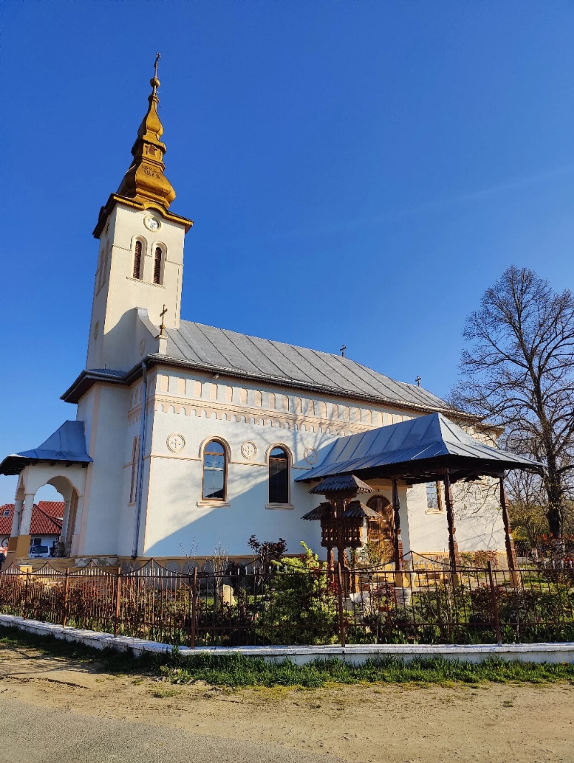 Biserica Sf. Arhangheli Mihail și Gavriil, Chișlaca